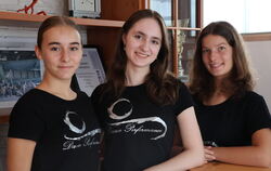 Anastasia Trai (12, von links), Darja Hacker (16) und Evelin Miller (14) singen bald zusammen im Mädchenchor der Regensburger Do