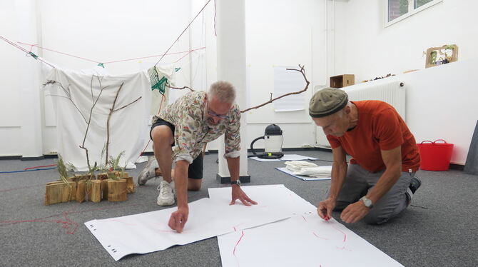 Die Künstler Ulrich Koch (links) und Herbert Schmidt bei einer spontanen Raumgestaltung in der Pupille.