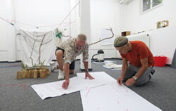 Die Künstler Ulrich Koch (links) und Herbert Schmidt bei einer spontanen Raumgestaltung in der Pupille.