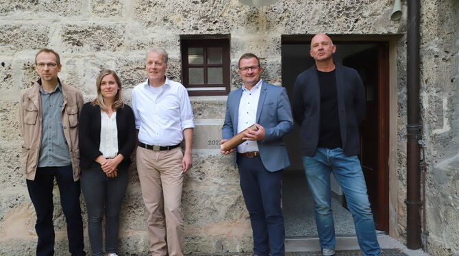 Historischer Moment am historischen Gebäude: Bürgermeister Stefan Wörner (Zweiter von rechts) legt gemeinsam mit Architekt Eberh