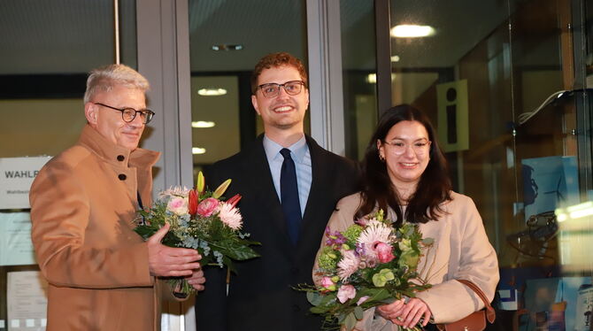 Glücklicher Sieger am Wahlabend: Simon Baier mit Ehefrau Vera und Amtsvorgänger Jochen Zeller…  FOTO: REISNER
