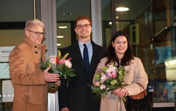 Glücklicher Sieger am Wahlabend: Simon Baier mit Ehefrau Vera und Amtsvorgänger Jochen Zeller…  FOTO: REISNER