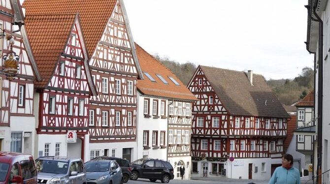 Mittelalter-Idyll in der Trochtelfinger Innenstadt: Die sanierte Marktstraße ist Teil der »Deutschen Fachwerkstraße«. FOTO: LEUS