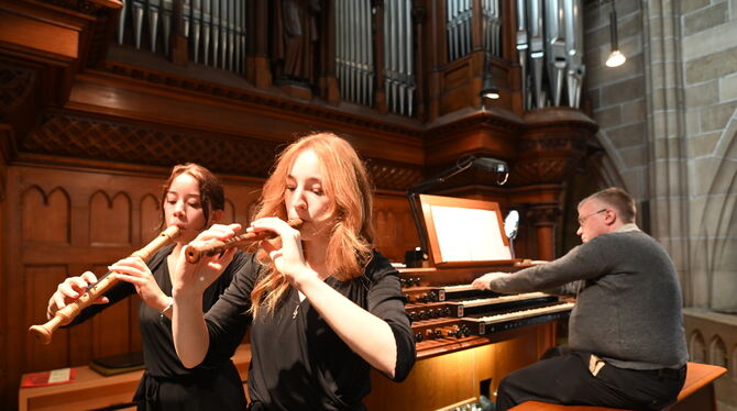 Emma-Lou Köhler (links) und Hannah Blind spielen als ausgezeichnete Nachwuchs-Flötistinnen ein Konzert im Rahmen des Reutlinger