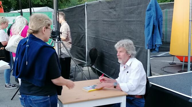 Reinhold Messner signiert in Tübingen Bücher