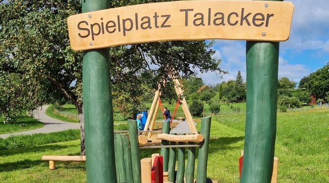 Der neue Kinderspielplatz Talacker ist überwiegend aus Holz gefertigt.  FOTO: STADT