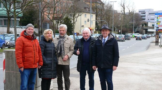 Die fünf Mitglieder der FWV-Gemeinderatsfraktion am Oskar-Kalbfell-Platz bei einem Vor-Ort-Termin.