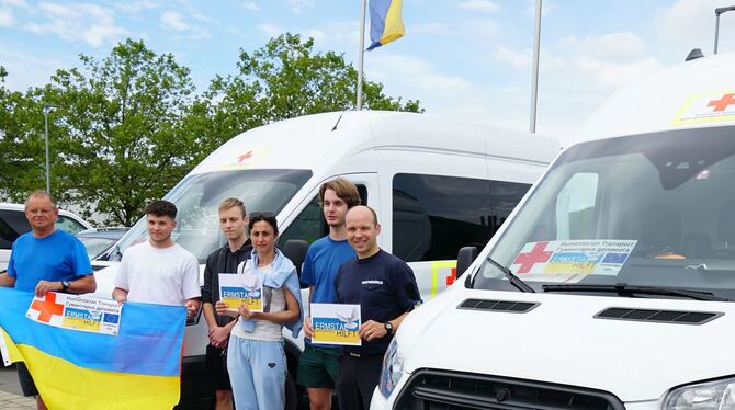 Ein junges Team hat den jüngsten Transport von »Ermstal hilft« in die Ukraine gepackt. Mit dabei war Natalia Petrenko.  FOTO: PR