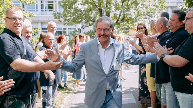 Gelungene Überraschung: Zum Ende inszenieren 1.200 Mitarbeiter einen »Walk of Fame« und bilden ein mehrere Hundert Meter langes