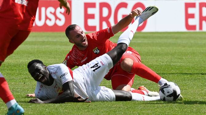 Voller Einsatz: Der Balinger Jonas Vogler stoppt Silas vom VfB Stuttgart.  FOTO: STEIN/DPA