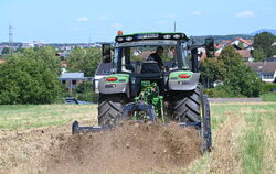 Beim Bodenbearbeitungstag in Altenburg werden verschiedene Formen der Ackerpflege praktisch vorgeführt und diskutiert.