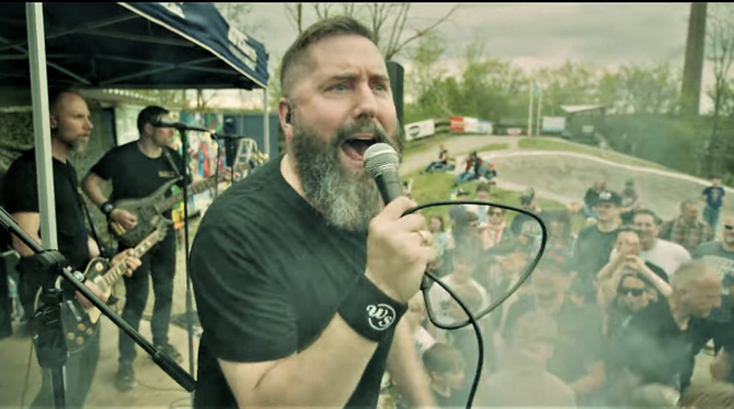 Rauer Rock und rasanter Radsport fließen im neuen Musikvideo der Gruppe Walter Subject zusammen.