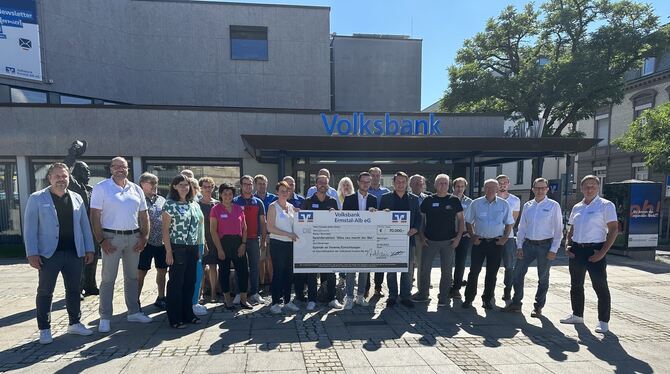 Vertreter von 25 Vereinen und Organisationen haben insgesamt 70.000 Euro von der Volksbank Ermstal-Alb für ihre Arbeit bekommen.