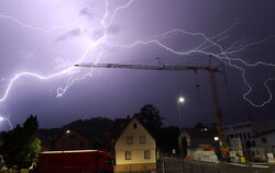  Blitze am Himmel über Pfullingen, aufgenommen an der Kunstmühlestraße Richtung Georgenberg.