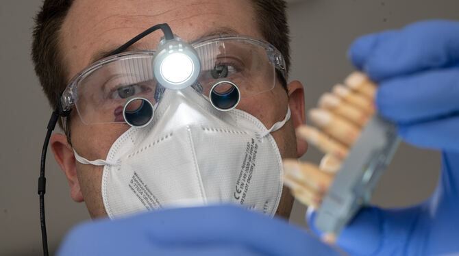 Tobias Riether, Zahnarzt und Partyhitsänger mit Künstlernamen Tobee, steht in einem Behandlungsraum seiner Zahnarztpraxis.