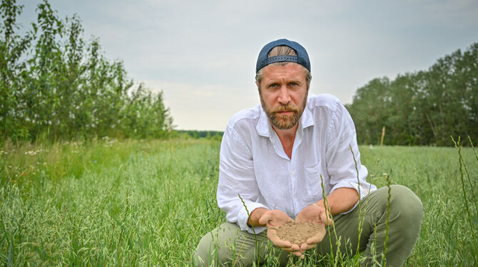 Bendikt Bösel kämpft mit trockenen Böden. Er erforscht neue Methoden der Landwirtschaft, um dem Klimawandel zu trotzen.