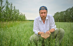 Bendikt Bösel kämpft mit trockenen Böden. Er erforscht neue Methoden der Landwirtschaft, um dem Klimawandel zu trotzen.