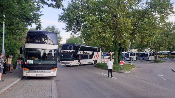 Auch doppelstöckige Reisebusse aus Nordrhein-Westfalen  werden im Schienenersatzverkehr zwischen Nürtingen und Tübingen eingeset