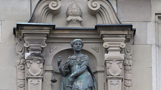 Justitia an der Fassade des Reutlinger Amtsgerichtes.
