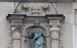Justitia an der Fassade des Reutlinger Amtsgerichtes.