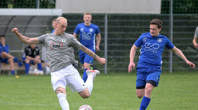 Wieder für den TSV Sickenhausen am Ball:  Dominik Grauer (links).