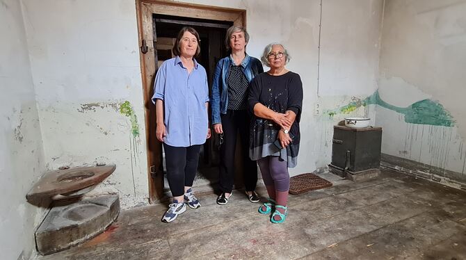 Spüren der Freiheit und ihrem Verlust nach: Romana Meissner, Ava Smitmans und Bedriye Caliskan (von links) in einer Zelle. FOTO: