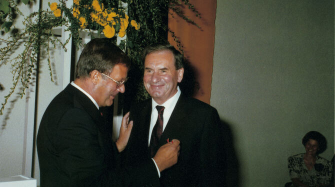 Der damalige baden-württembergische Innenminister Dietmar Schlee (links) verlieh Hans Schwörer 1988 an seinem 65. Geburtstag das