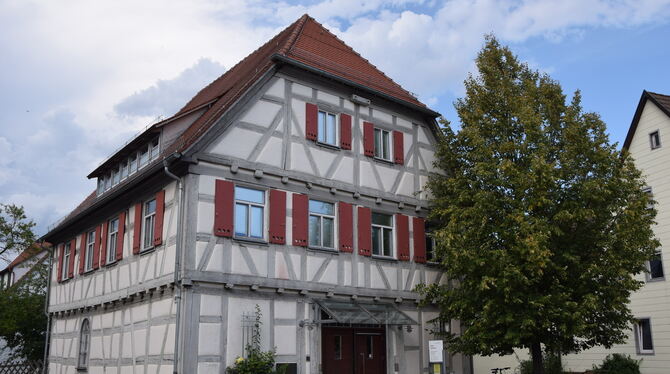 Die Fachwerkfassade des alten Rathauses in Kusterdingen wird bei der Sanierung verputzt.