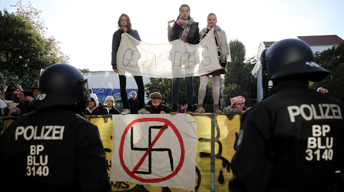 Links gegen Rechts: Gegendemonstranten zeigen Flagge bei einer rechtspopulistischen Aktion in Berlin.