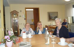 Seit Jahresanfang ist Tanja Hermann (Mitte) neue Leiterin des Städtischen Altenpflegeheims St. Elisabeth in Gammertingen. Hier u