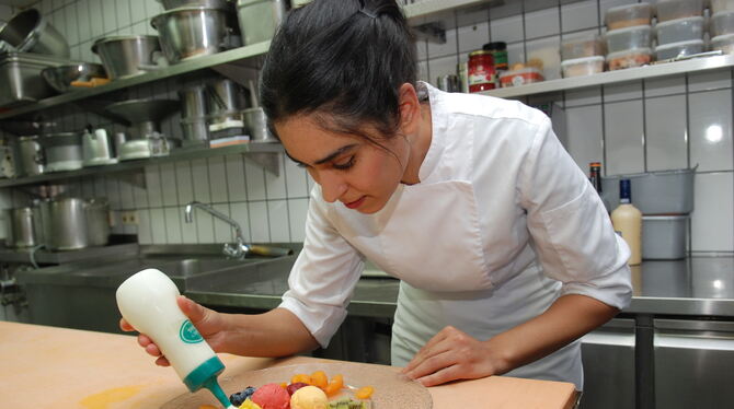 Aus Marokko kommt sie, in Dettingen macht sie ihren  Weg als Köchin: Haffsa Labdaoui
