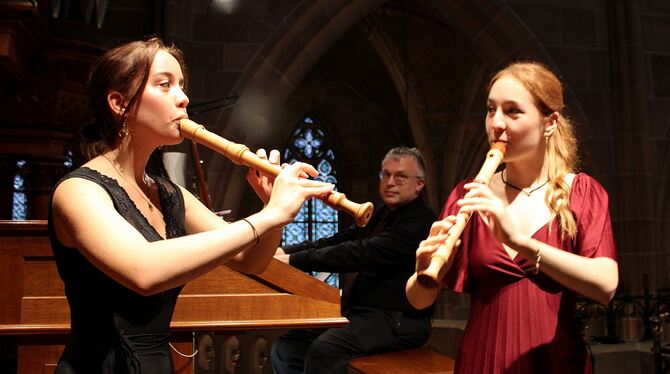 Emma Lou Köhler (links), Hannah Blind (Blockflöte) und Torsten Wille (Orgel) beeindruckten als perfekt harmonierendes Trio.