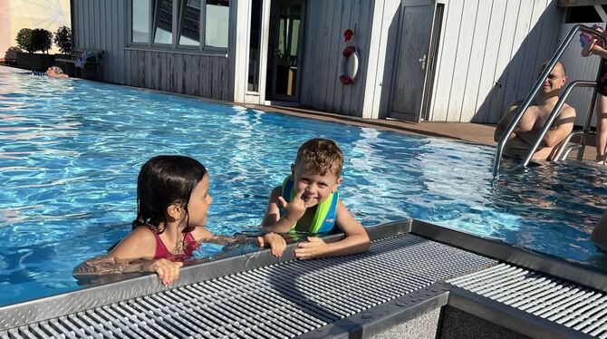 Alles locker: Die Kinder Vincent und Enola trainieren  im Metzinger Freibad schwimmen und freuen sich übers kühle Wasser an eine