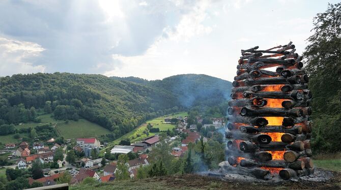 Der brennende Holzstoß in Buttenhausen.