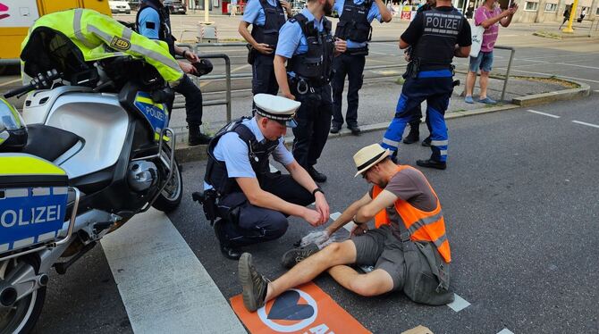 Klima Aktivisten blockieren Straßen in Stuttgart