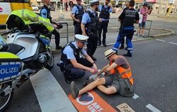 Klima Aktivisten blockieren Straßen in Stuttgart