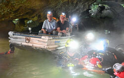 Winfried Kretschmann und Thomas Strobl sitzen in einem Boot, um bei einer Höhlenrettung zuzusehen.  FOTO: WEIßBROD/DPA