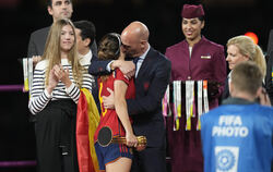 Körperkontakt: Luis Rubiales, der Präsident des spanischen Fußballverbands, umarmt Aitana Bonmati, die beste Spielerin des WM-Tu