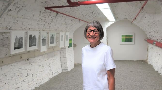 Ingrid Haap in der von ihr betreuten Galerie im Gewölbe bei Osiander in Reutlingen. Im Hintergrund sind Arbeiten von Uta Albeck