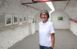 Ingrid Haap in der von ihr betreuten Galerie im Gewölbe bei Osiander in Reutlingen. Im Hintergrund sind Arbeiten von Uta Albeck 