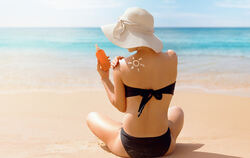 Gesunde Bräune ist ein beliebtes Urlaubs-Mitbringsel. Das denkt sicher auch diese Bikini-Schönheit.
