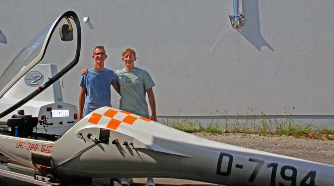 Florian Taigel (links) und Luca Martini sind sozusagen auf dem Segelfluggelände auf dem Übersberg groß geworden. Inzwischen sin