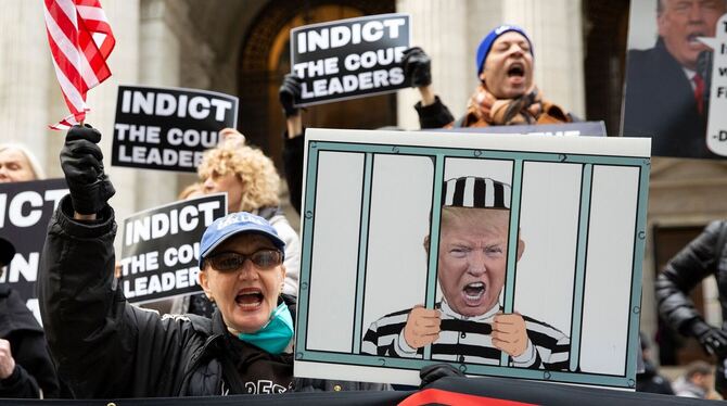 Trump hinter Gittern