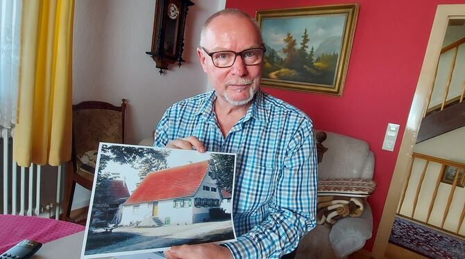 Eberhard Schanz erforscht seine Familiengeschichte. Auf dem Foto, das er in seinen Händen hält, ist der ehemalige Kaab-Hof in Me