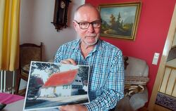 Eberhard Schanz erforscht seine Familiengeschichte. Auf dem Foto, das er in seinen Händen hält, ist der ehemalige Kaab-Hof in Me