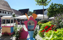 Fußgänger im Fokus: Der Metzinger Marktplatz wurde mit Blumenschmuck und bunten Bänken und Liegestühlen aufgehübscht und lädt so