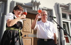 Prost: Organisatorin Regine Vohrer und OB Thomas Keck heben das Glas auf das beginnende 36. Reutlinger Weindorf. 