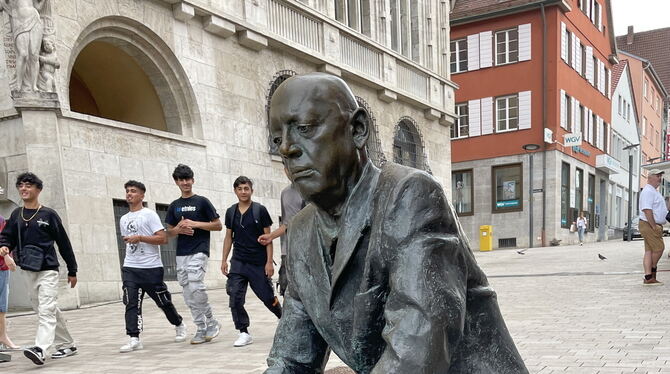 Die Skulptur eines »Zeitungslesers« in der Fußgängerzone von Ebingen hat in Albstadt für Auf-regung gesorgt.