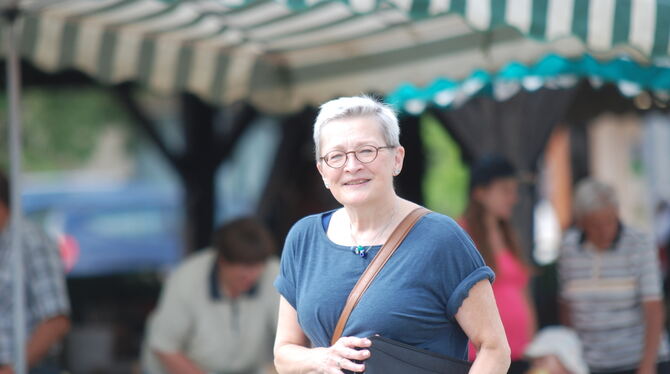 Jeanette Rzyski-Knab auf dem Metzinger Wochenmarkt, wo viele Schwäbisch sprechen.