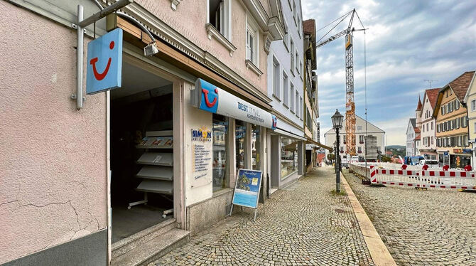 Das Reisebüro auf dem Hechinger Marktplatz bekam durch AfD-Plakate bundesweite Aufmerksamkeit.  FOTO: SIEDLER